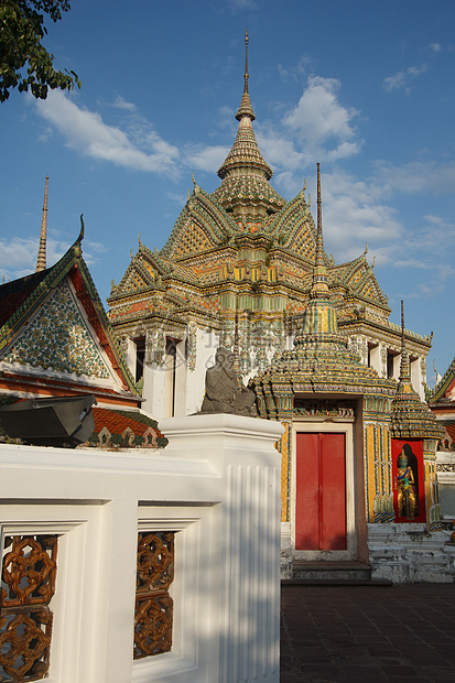 古老的神庙在Bangkok旅行蓝色建筑宗教天空雕像雕塑建筑学历史金子图片