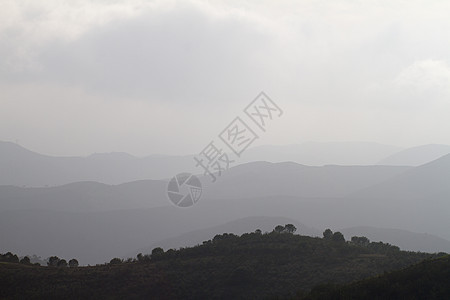 迷雾的山岳阴霾情绪环境美丽薄雾爬坡地平线山脉高地森林图片