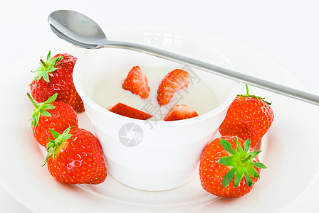草莓红色绿色甜点焦点饮食奶油食物白色勺子酸奶图片
