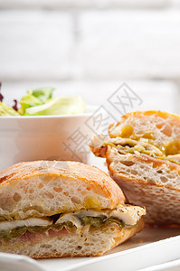 意大利意大利番尼三明治鸡肉饼食物小吃叶子蔬菜家禽沙拉熟食饮食火腿桌子图片
