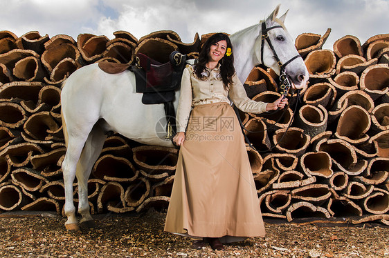 带白马的古典女孩裙子座位软木女骑士文化爱好收成传统闲暇骑士图片