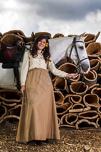 带白马的古典女孩农村传统座位朋友马背闲暇软木伴侣女骑士收成图片
