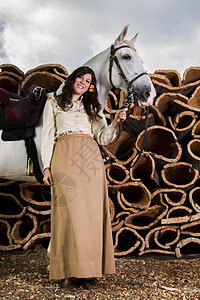 带白马的古典女孩伴侣闲暇软木农村收成文化传统裙子骑士马术图片