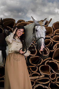 带白马的古典女孩伴侣农村裙子座位闲暇女骑士马术动物传统爱好图片