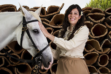 带白马的古典女孩传统骑士女士闲暇动物女骑士爱好座位软木马术图片