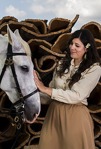 带白马的古典女孩伴侣女士骑士软木马背女骑士动物裙子文化座位图片