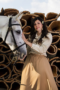 带白马的古典女孩女士传统动物软木骑士马背裙子爱好农村座位图片