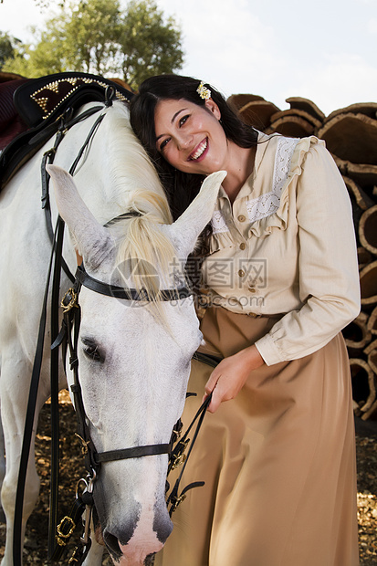 带白马的古典女孩朋友骑士收成马术裙子座位伴侣闲暇女骑士马背图片