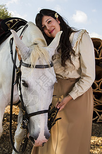 带白马的古典女孩闲暇女士收成女骑士马术文化农村座位裙子软木图片