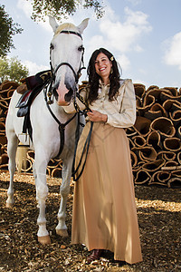 带白马的古典女孩动物马术闲暇传统文化收成裙子座位朋友女士图片