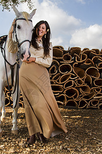 带白马的古典女孩收成闲暇马背马术女士女骑士裙子座位骑士朋友图片