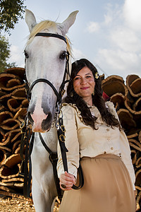 带白马的古典女孩文化女士朋友爱好女骑士闲暇马背软木马术伴侣图片