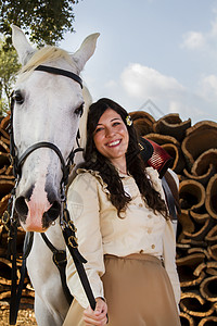 带白马的古典女孩伴侣朋友软木女士骑士马背传统座位爱好收成图片