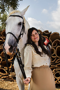 带白马的古典女孩爱好马术女骑士收成动物文化闲暇女士马背伴侣图片