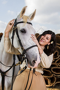 带白马的古典女孩农村裙子朋友马背动物传统骑士软木女骑士伴侣图片