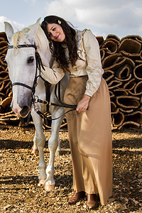 带白马的古典女孩裙子马术传统爱好闲暇动物骑士马背女士文化图片