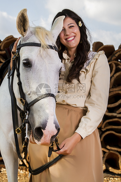 带白马的古典女孩爱好农村马术马背收成座位伴侣软木动物文化图片