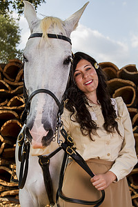 带白马的古典女孩爱好女骑士座位闲暇裙子骑士文化伴侣软木马背图片