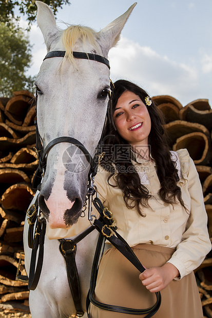 带白马的古典女孩爱好女骑士座位闲暇裙子骑士文化伴侣软木马背图片