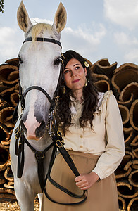 带白马的古典女孩动物女士座位软木马术马背裙子收成农村传统图片