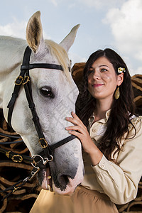 带白马的古典女孩裙子文化闲暇动物农村马背座位朋友女骑士爱好图片