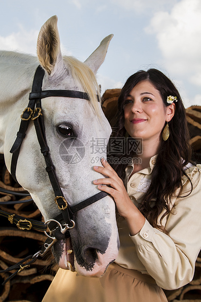 带白马的古典女孩裙子文化闲暇动物农村马背座位朋友女骑士爱好图片