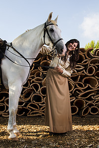 带白马的古典女孩收成裙子座位女骑士爱好女士软木动物马背农村图片