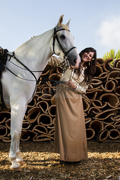 带白马的古典女孩收成裙子座位女骑士爱好女士软木动物马背农村图片