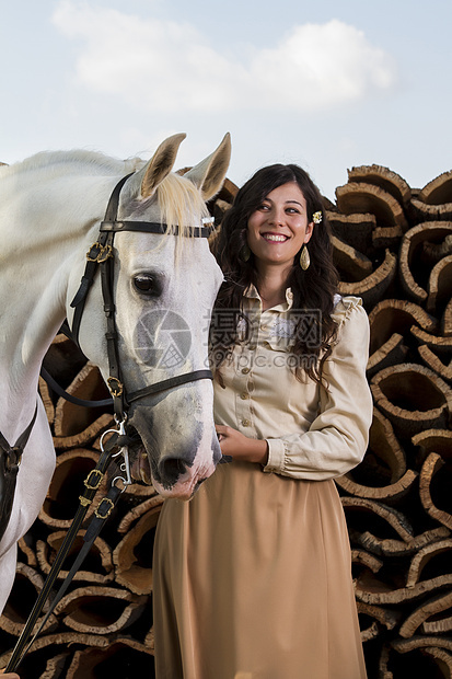 带白马的古典女孩农村骑士文化马背裙子女骑士马术闲暇座位爱好图片