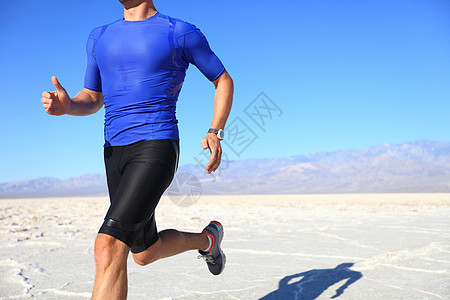 - 在沙漠中跑跑跑的运动员图片