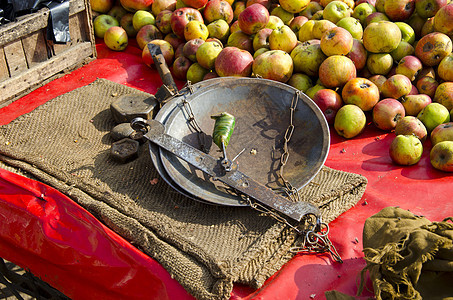 德里市场的苹果和古老平衡图片