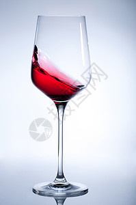红酒菜单红酒洒在灰色的优雅玻璃上背景