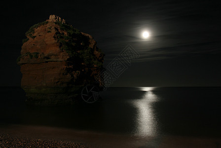 拉得兰湾水面的月亮悬崖海景海滨海岸线岩石支撑旅行月球海洋卵石图片