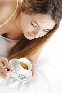 床上热饮卧室福利微笑女性金发女孩咖啡杯青春期青少年生活方式图片