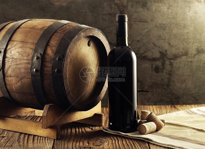 红酒瓶和旧桶瓶子水平木头地窖图片
