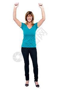 充满欢乐心情和举起手的激动女性图片