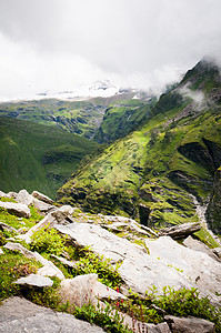 绿山和雪峰图片