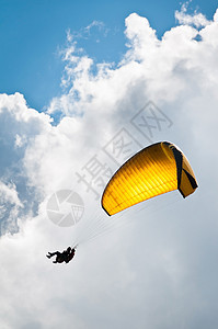 黄降落伞 对抗天空和云彩图片