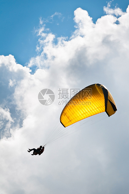 黄降落伞 对抗天空和云彩图片