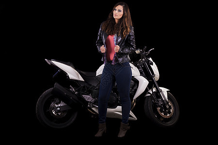 坐在一辆白色摩托车旁边的漂亮女孩衬衫女性夹克幸福速度司机发动机车辆自行车牛仔裤图片