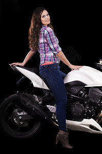 坐在一辆白色摩托车旁边的漂亮女孩幸福女性车辆自行车机器女孩头发衬衫齿轮速度图片