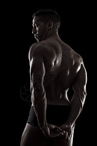 黑人背景的肌肉男锻炼膀子弯曲黑色男性艺术阴影运动健美运动员图片