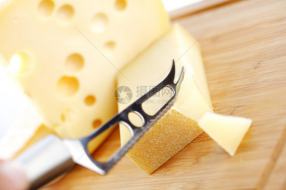 奶酪和奶酪刀熟食盘子生活奶制品小吃木头香味午餐烹饪食物图片