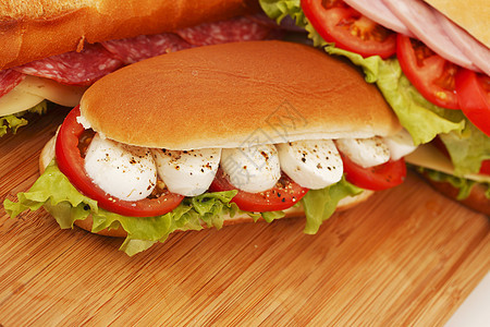 特写三明治堆野餐核桃食物木头杂粮胡椒午餐熟食面包芝士图片