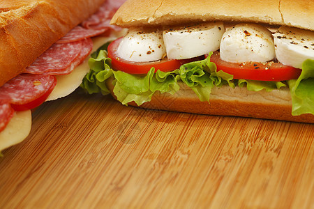 特写三明治堆早餐木板面包野餐小吃木头午餐火腿杂货店乡村图片