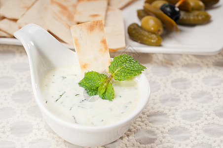 希腊语 Tzatziki 酸奶酱和皮塔面包饮食盘子薄荷小吃酸奶蔬菜奶油营养食物黄瓜图片