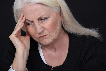 头痛的老年妇女图片