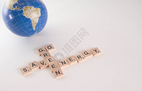 Go 绿色节约能源概念拼字游戏世界力量木头字母地球图片