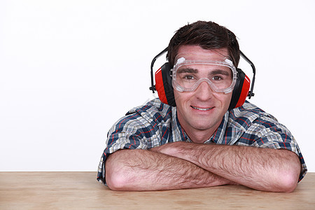 戴护目镜和有听力保护的男子图片
