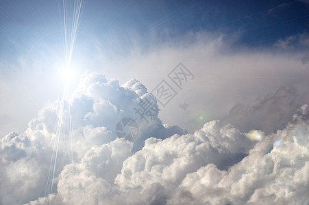 暴风雨中阳光照耀的乌云图片